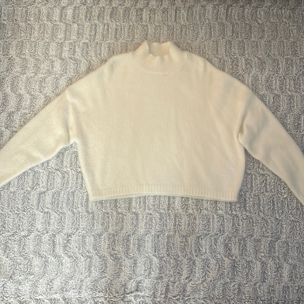 Mock neck fuzzy white/cream comfy sweater Women’s S